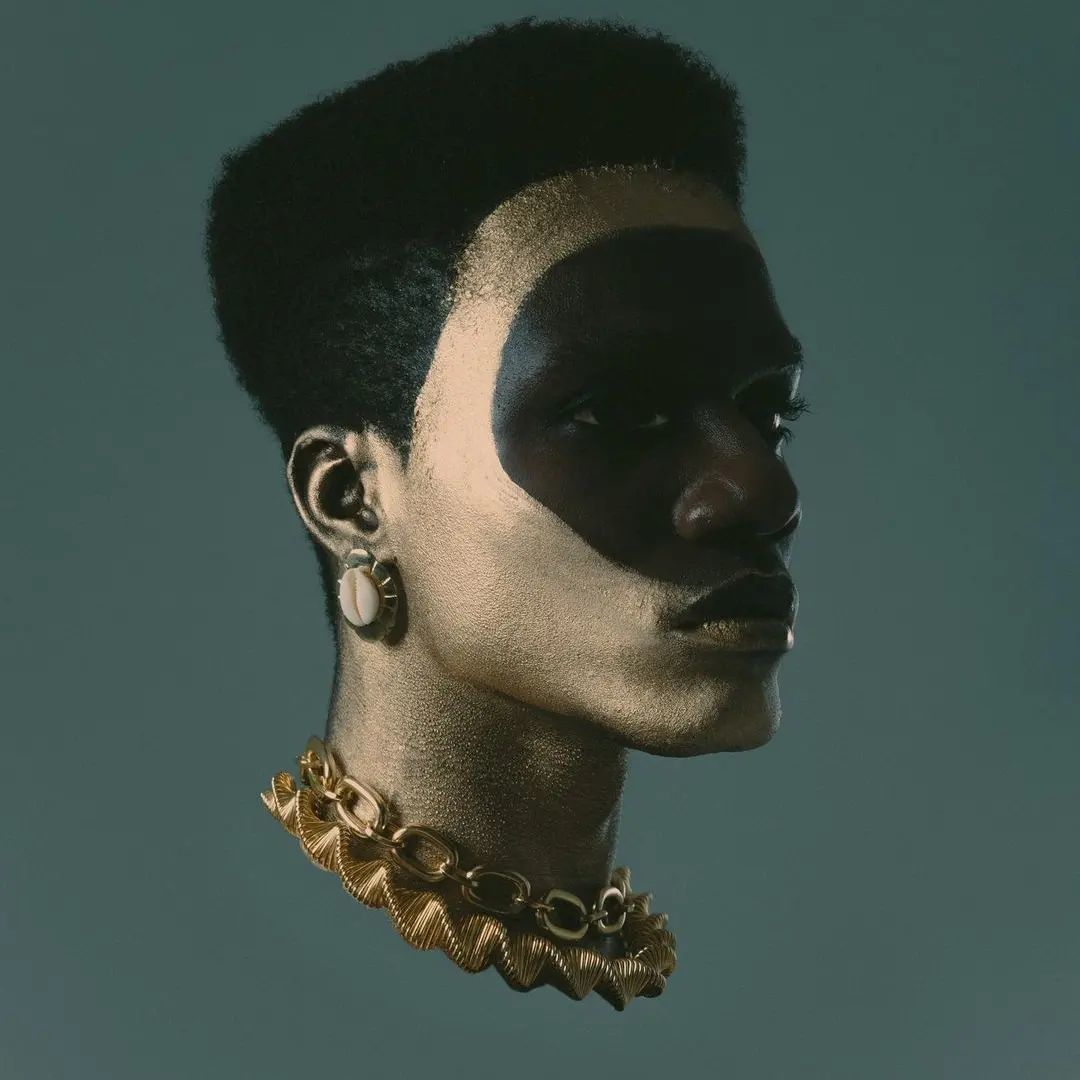 Alto, cada vez mais alto Toco o céu e deixo sangrar Tingindo cada divindade em ouro Sem caminho para voltar Com o peito cheio de um universo novo.